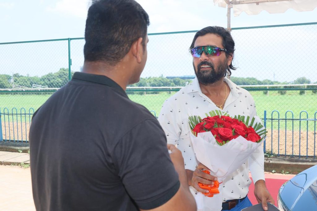 Murali Vijay as Golfer